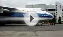 8 мужиков толкают самолет Ан-124